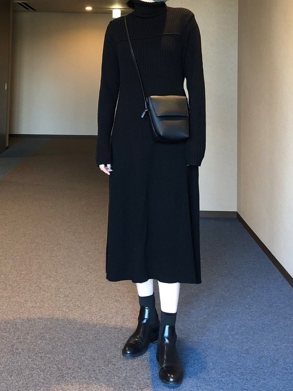 ZARA　ブーツ　画像　コーデ　黒ブーツ　黒ワンピース