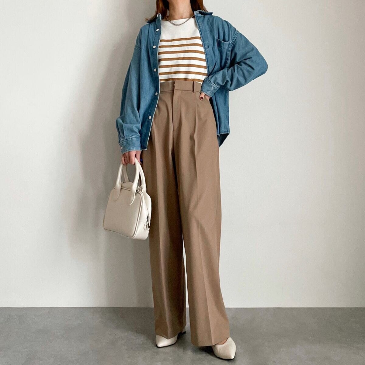 デニムシャツとベージュワイドパンツコーデ