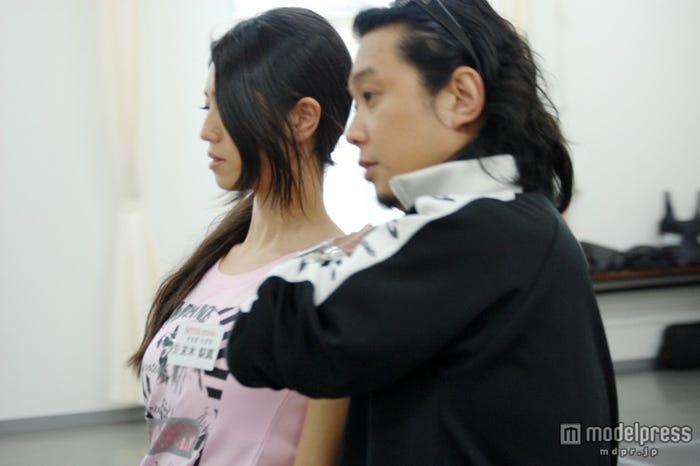 FUMIHITO氏の指導を受けるファイナリスト/(C)Miss TGC 2014