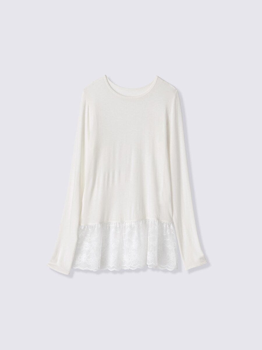 白い長袖Tシャツの裾に白いレースがあしらわれている