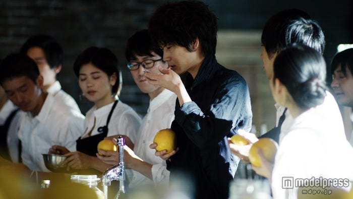 「しつ、こく」味を追求する綾野剛/サントリーチューハイ「こくしぼり」新CM『しつ、こく』篇