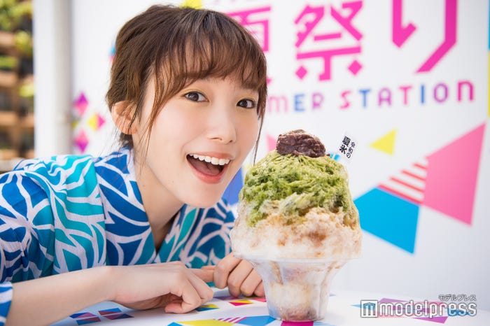 リクエストしたかき氷を前に嬉しそうな飯豊まりえ(C)モデルプレス