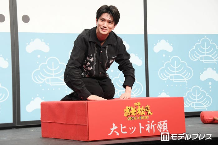 だるま落としに成功するどころか全部崩してしまった正門良規(C)モデルプレス