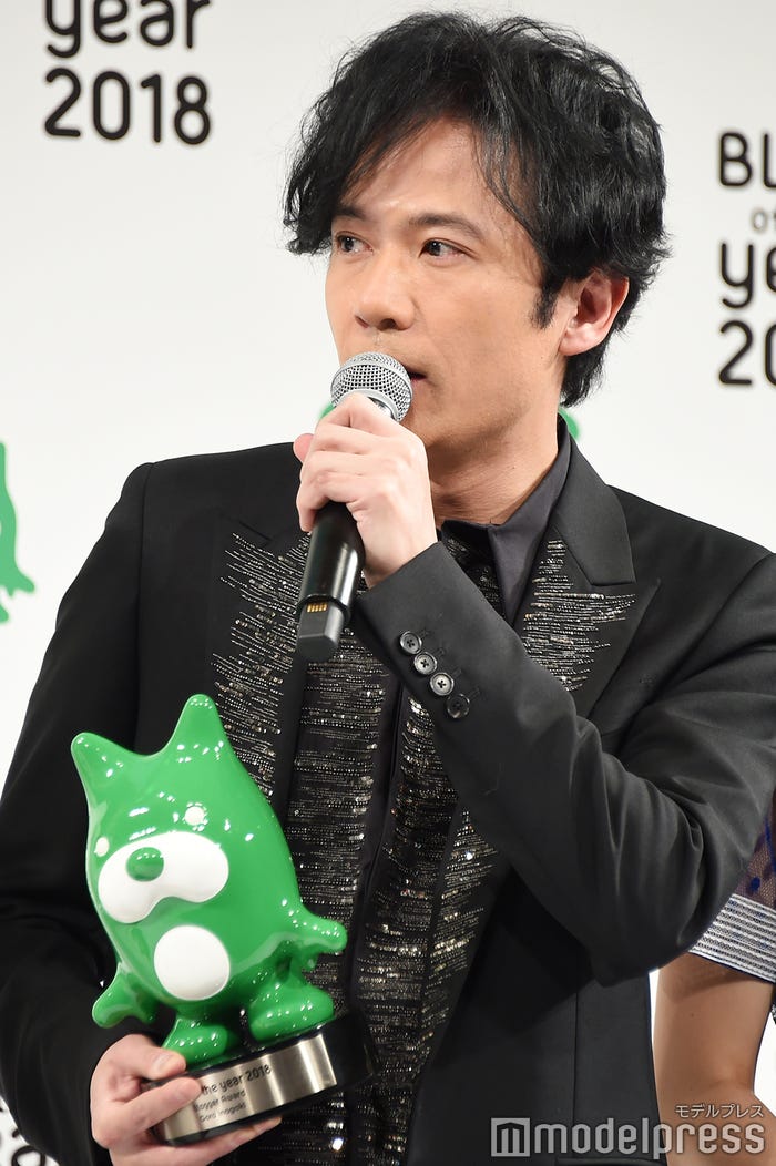 トロフィーの重さを伝える稲垣吾郎(C)モデルプレス