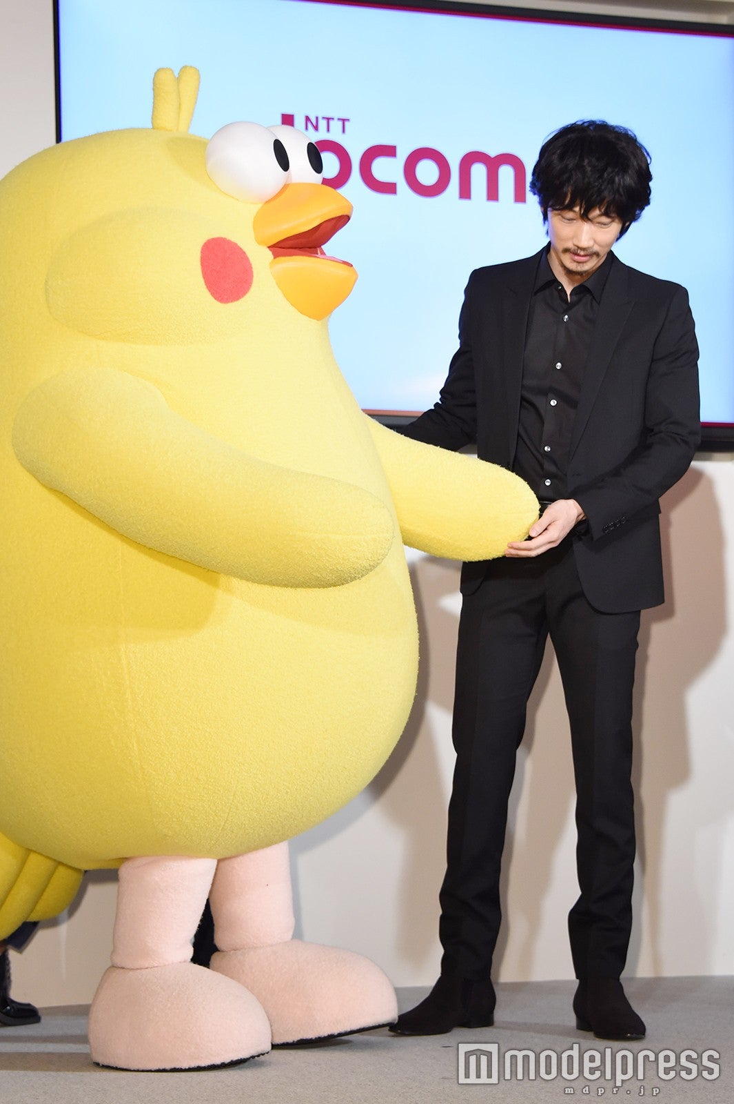 綾野剛（右） （C）モデルプレス