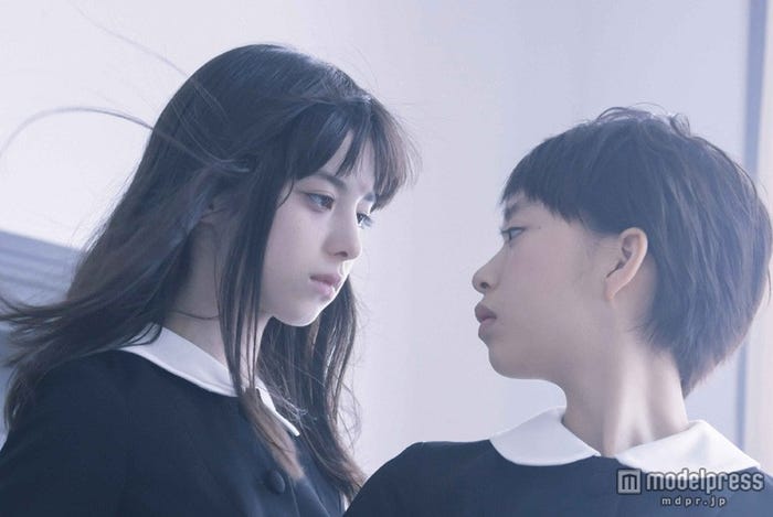 中条あやみ(左)と森川葵(右)(C)2014「劇場版 零~ゼロ~」製作委員会