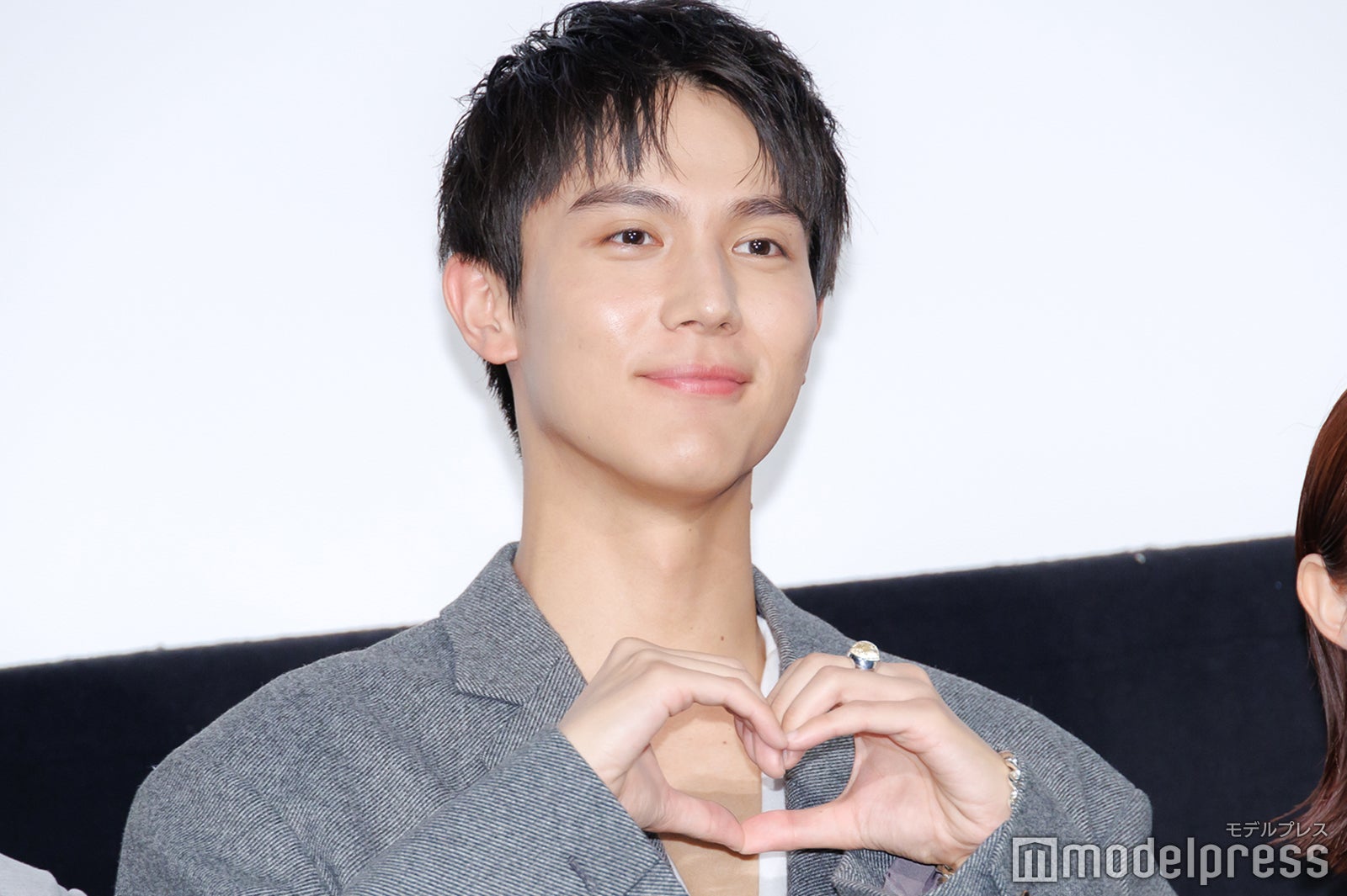 手でハートポーズを作る中川大志（C）モデルプレス
