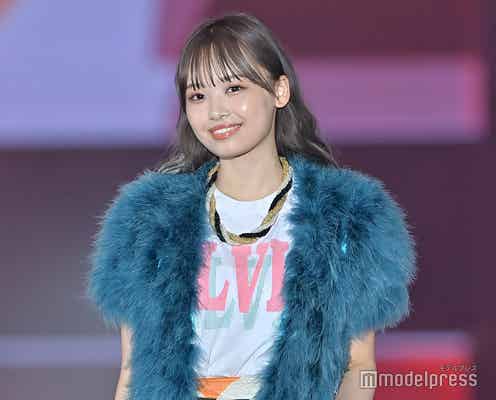 日向坂46濱岸ひより、ファージャケット着こなしクールに微笑む<GirlsAward 2022 S/S>