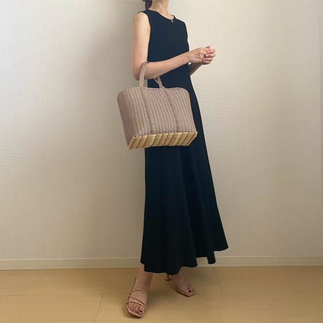 黒　ワンピース　コーデ　くすみピンク