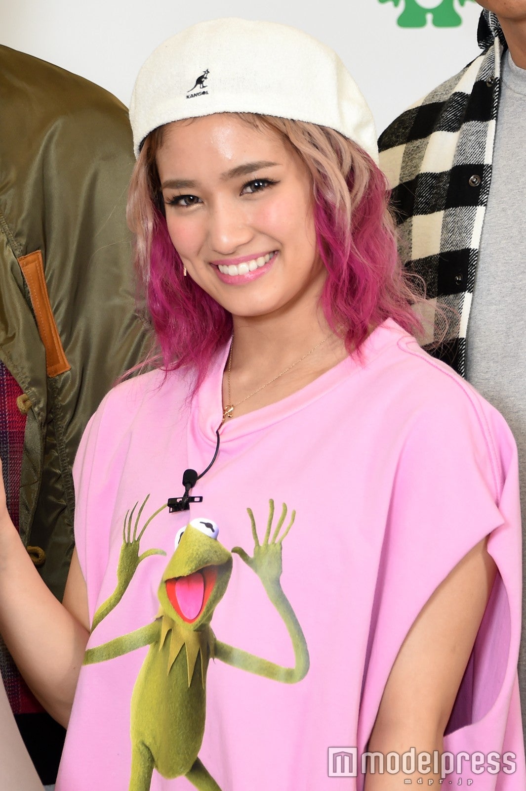 ピンクのアクセサリーカラはインパクト抜群／YURINO（C）モデルプレス