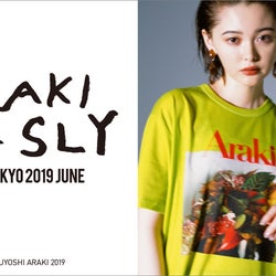 玉城ティナ、「SLY」×写真家・荒木経惟氏とのコラボアイテム披露