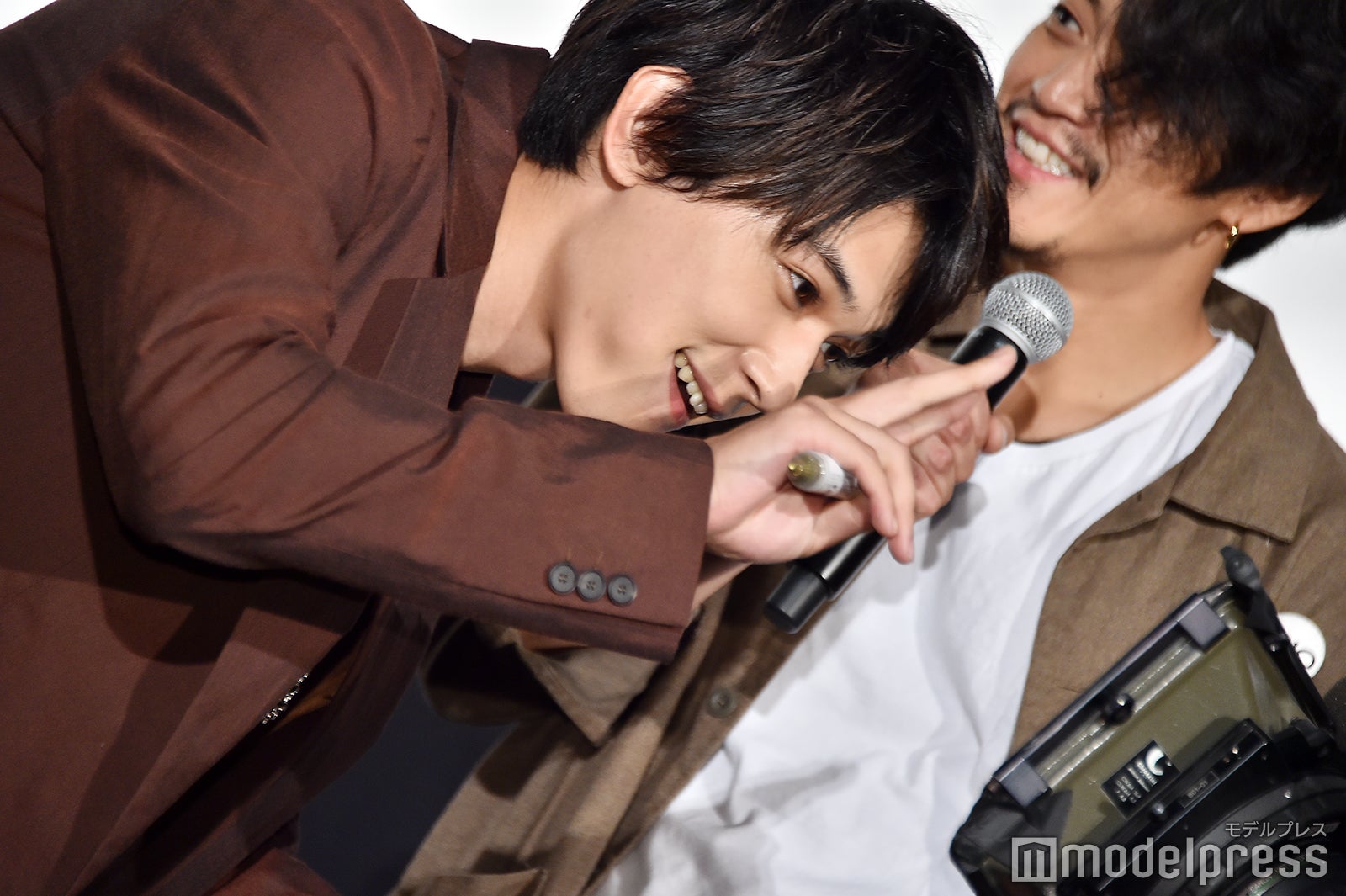 ピースを決める吉沢亮 （C）モデルプレス