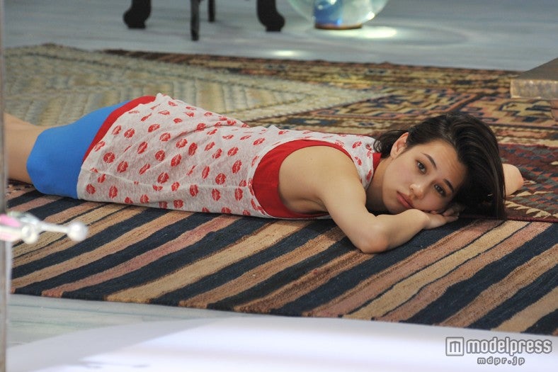 水原希子／ICEカップヌードル新CM「氷入れすぎた」篇メイキングカットより