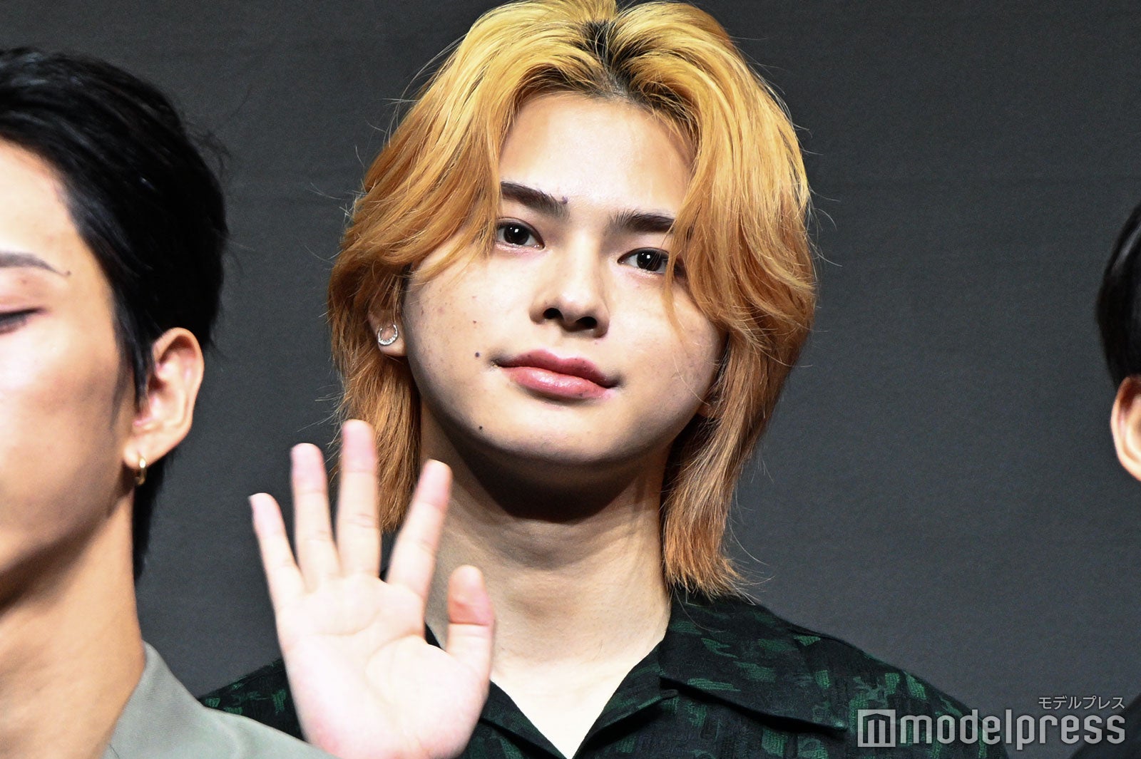 ピンクのアイシャドウがきらめく松田迅（C）モデルプレス