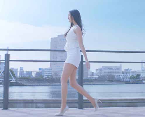 菜々緒のスカートがビリッ!?極寒の中、“超ミニ”で美脚あらわ