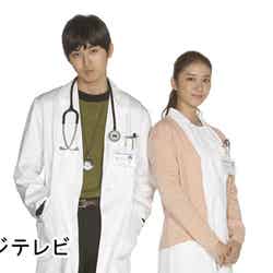 ドラマ「海の上の診療所」に出演する（左から）松田翔太、武井咲（C）フジテレビ
