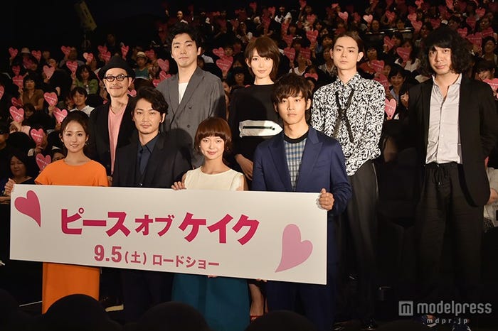 (下段左から)木村文乃、綾野剛、多部未華子、松坂桃李(上段左から)田口トモロヲ監督、柄本佑、光宗薫、菅田将暉、峯田和伸