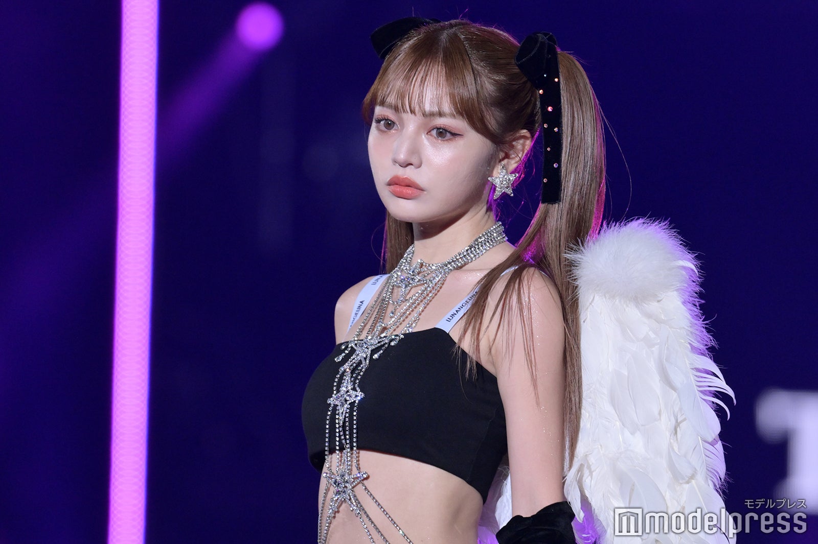 ちぃぽぽ、SEXY衣装で美ボディ魅せ 大胆ダメージデニム着こなす＜TGC 2022 A／W＞