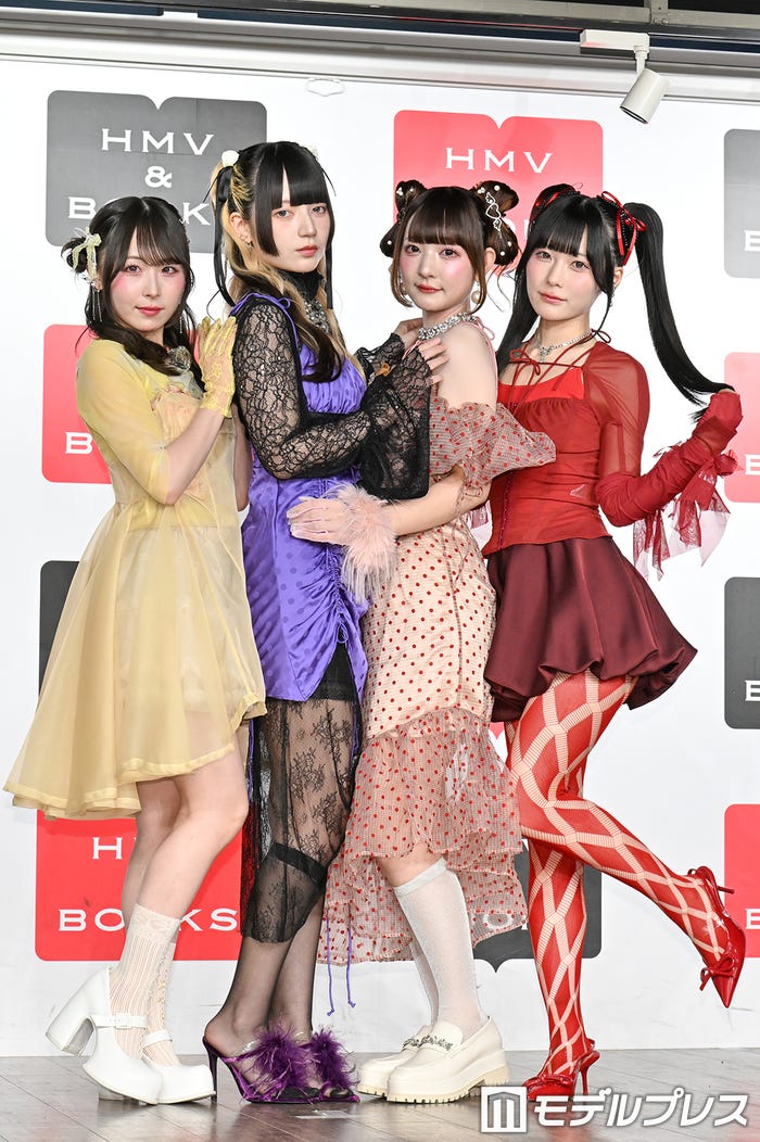 (左から)島村嬉唄、環やね、チバゆな、逃げ水あむ/きゅるりんってしてみて(C)モデルプレス