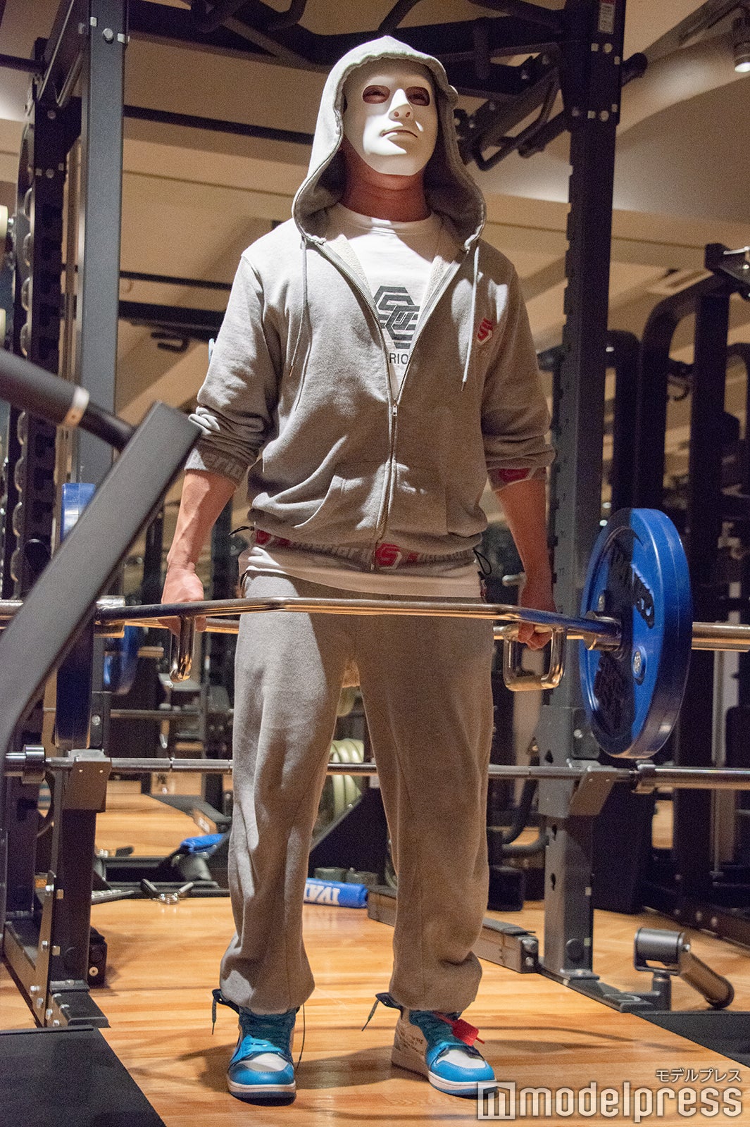 ダンベルスクワットに臨むラファエル （C）モデルプレス