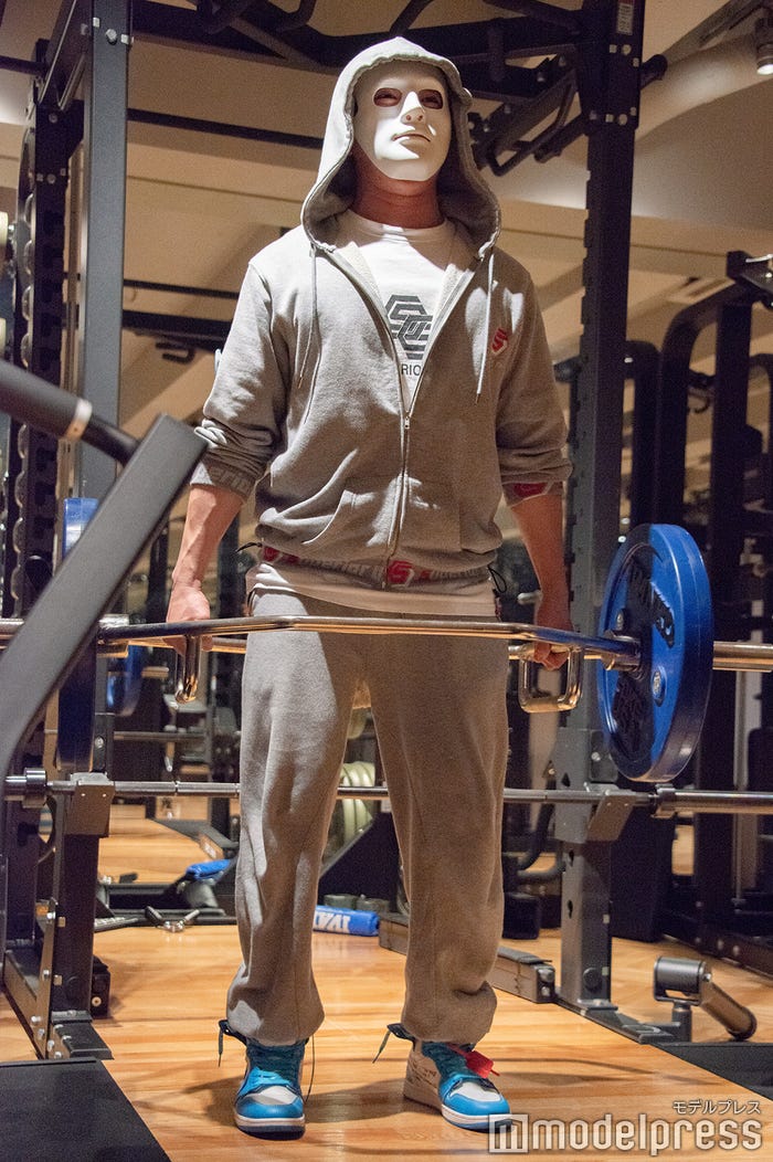 ダンベルスクワットに臨むラファエル (C)モデルプレス