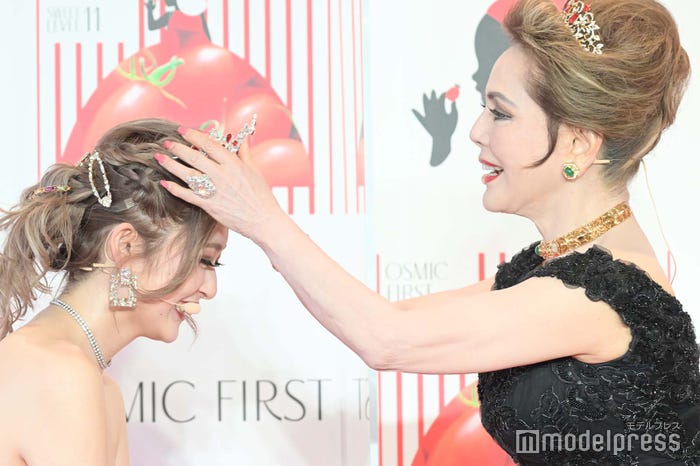 デヴィ夫人にティアラを付けてもらうゆうちゃみ(C)モデルプレス