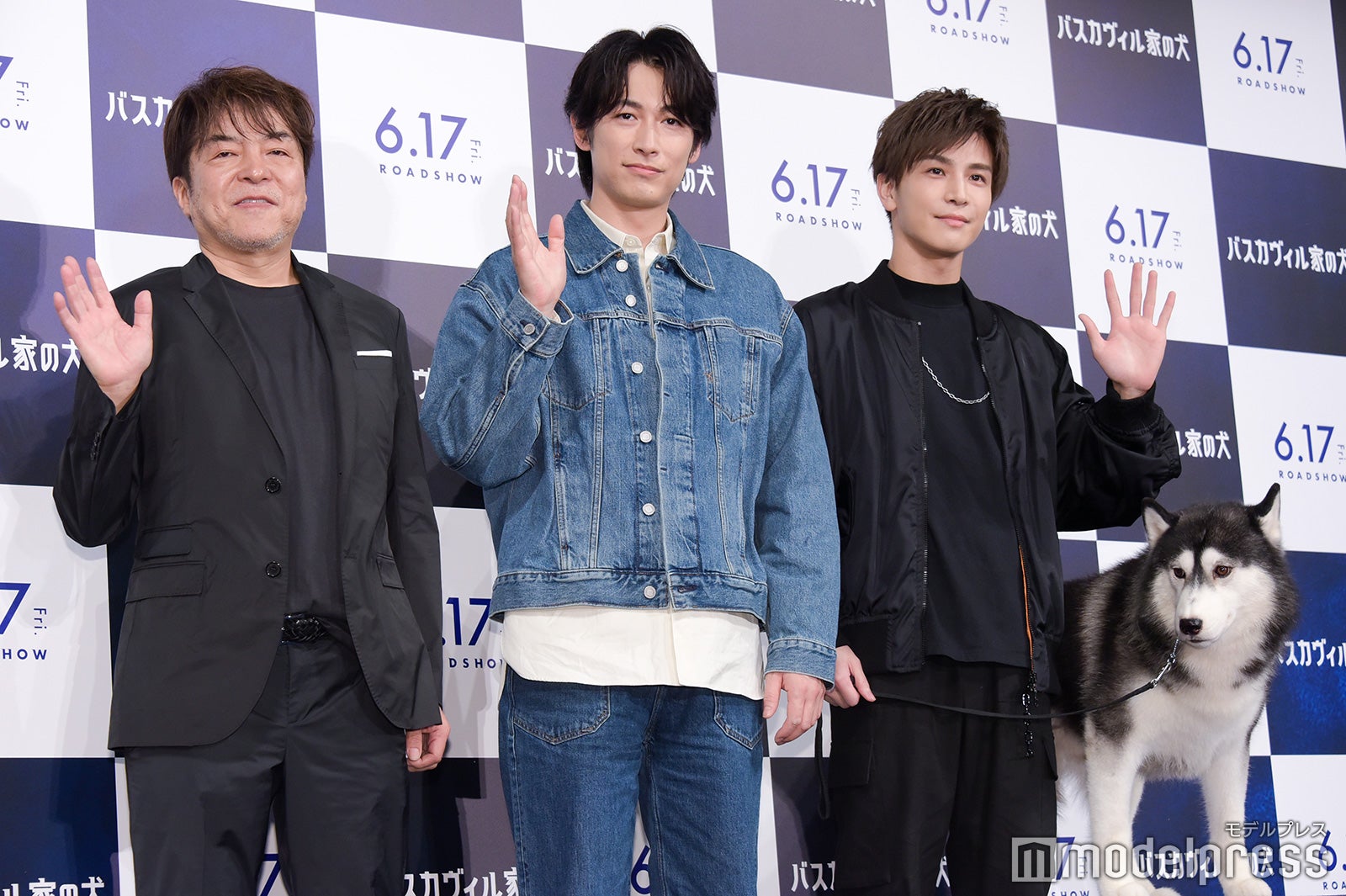 （左から）西谷弘監督、ディーン・フジオカ、岩田剛典、シベリアンハスキーのナイト（C）モデルプレス