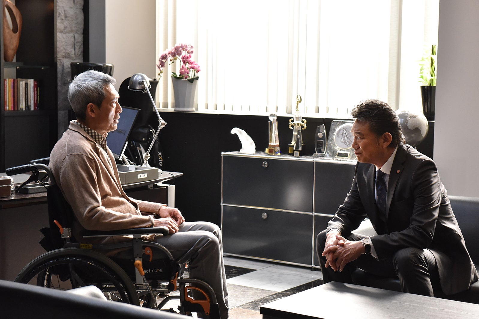 鶴見辰吾、船越英一郎／「Missデビル 人事の悪魔・椿眞子」第7話より（C）日本テレビ