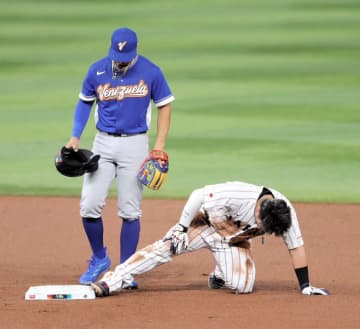 侍ジャパンに激震 鈴木誠也が足を痛めて緊急交代 二盗のヘッドスライディングでアクシデント→無念の途中交代 中堅には森下翔太が入る