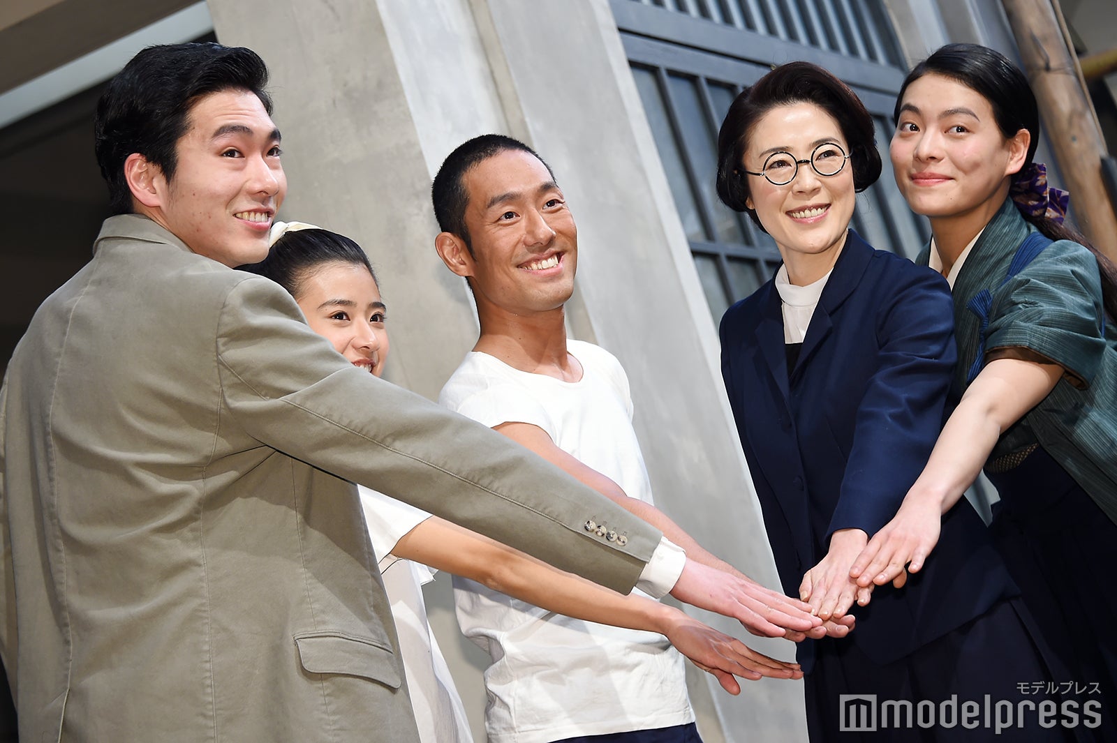 柄本佑、黒島結菜、中村勘九郎、寺島しのぶ、菅原小春（C）モデルプレス