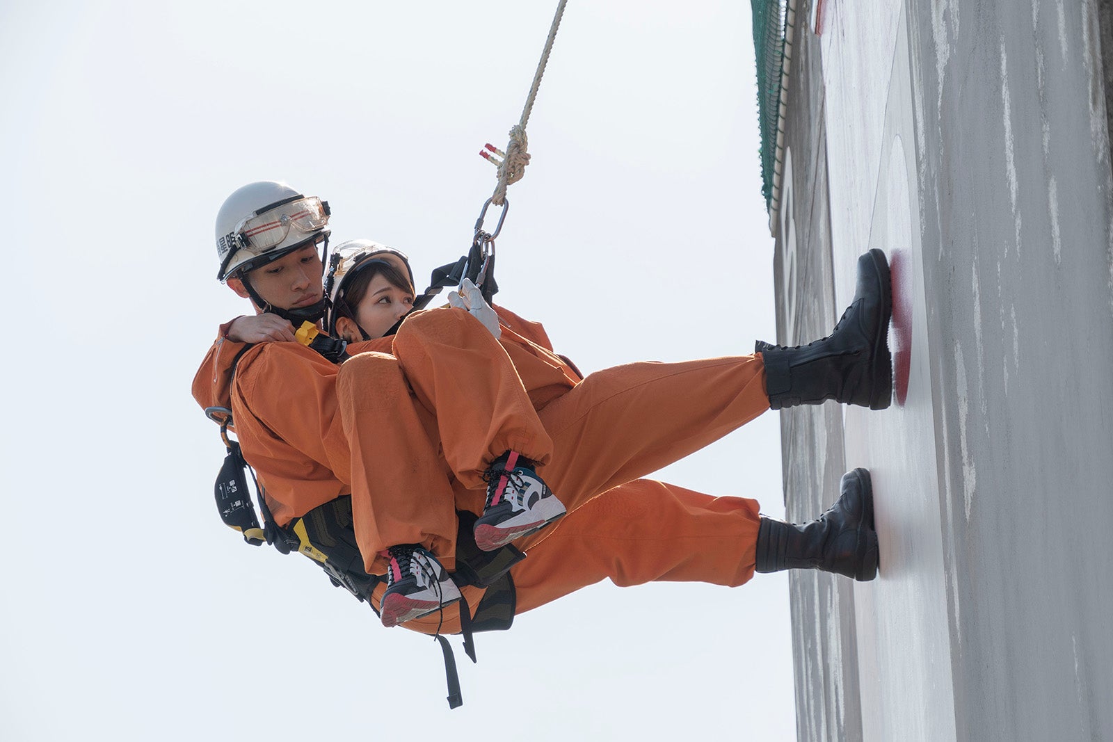 Snow Man岩本照、生見愛瑠を抱える消防訓練カット　事件発生のサプライズイベントの裏側も公開＜モエカレはオレンジ色＞