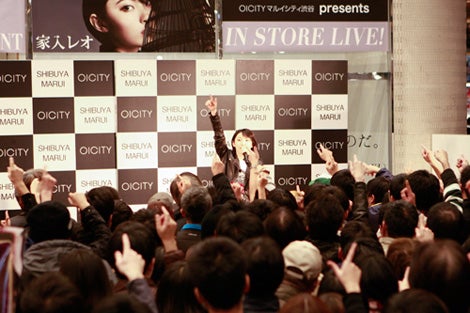 家入レオ Silly 発売前夜10代最初で最後の 渋谷でゲリラライブを開催 モデルプレス