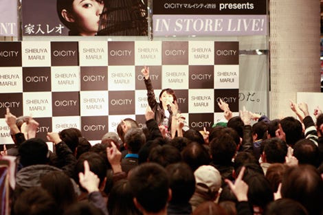 家入レオ Silly 発売前夜10代最初で最後の 渋谷でゲリラライブを開催 モデルプレス 家入レオ Silly 発売前夜10代最初で最後の 渋谷でゲリラライブを開催 モデルプレス