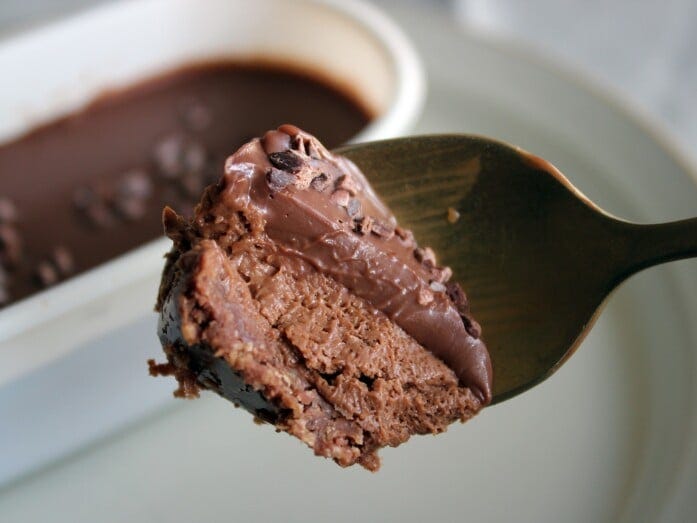 3つの層を一緒に食べると、チョコレートケーキを食べているような満足感