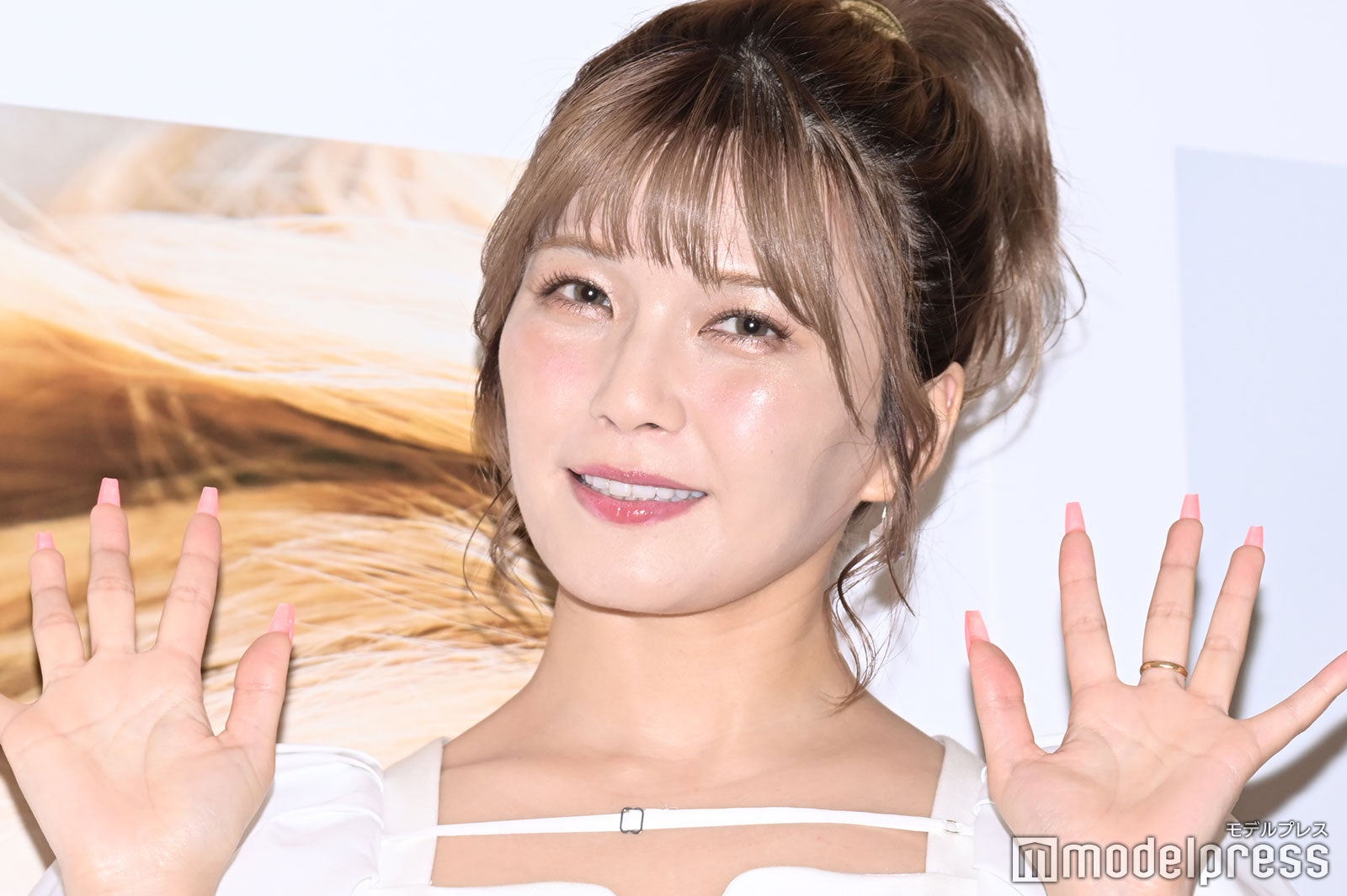 AAA宇野実彩子、ほっそり美ウエストチラリ セーラー服で“スケバン