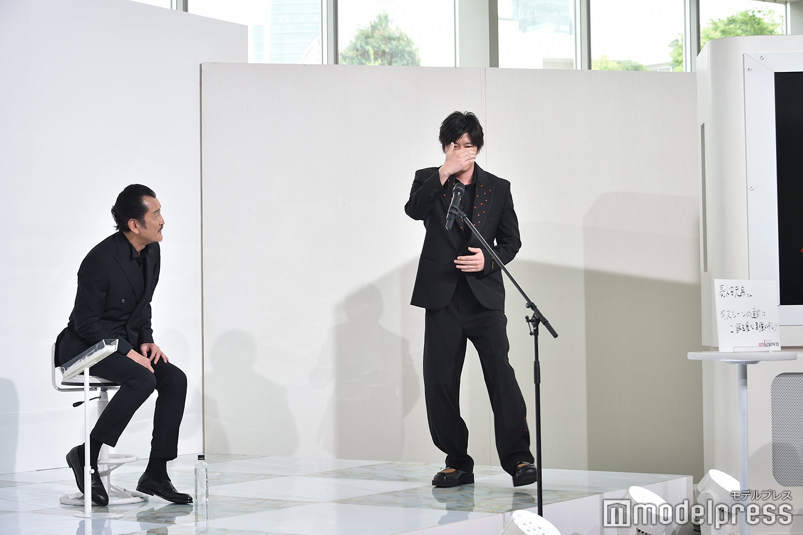 田中圭のジェスチャーをすぐに理解する吉田鋼太郎（C）モデルプレス