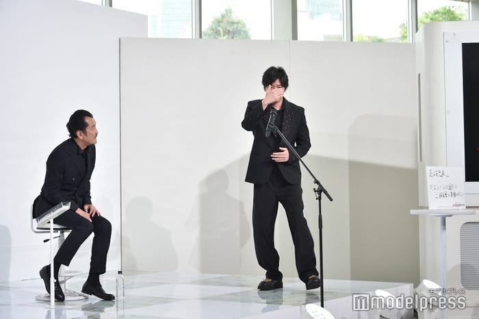 田中圭のジェスチャーをすぐに理解する吉田鋼太郎(C)モデルプレス