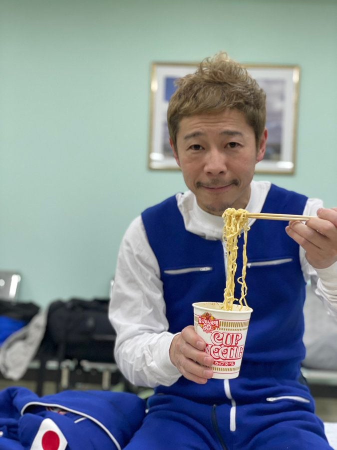 前澤友作氏、地球に帰還後初ツイート ラーメン片手に「地球なう」