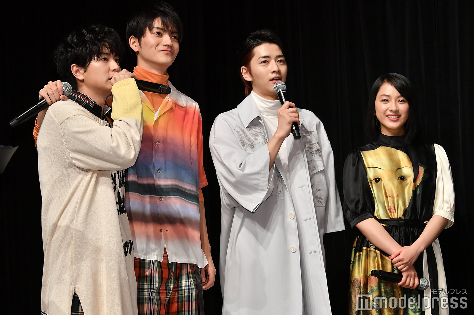 磯村勇斗の胸キュン再現を見守る一同（左から）稲葉友、山本涼介、飯島寛騎、平祐奈（C）モデルプレス