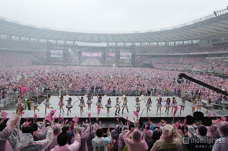 AKB48総選挙イベント、ドシャ降りで開幕　会場は7万人カッパ着用でピンク一色