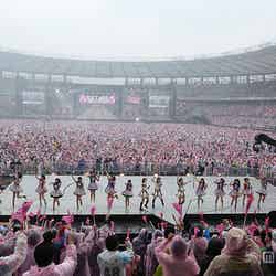 AKB48総選挙イベント、ドシャ降りで開幕　会場は7万人カッパ着用でピンク一色／（C）AKS
