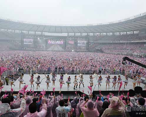 AKB48総選挙イベント、ドシャ降りで開幕 会場は7万人カッパ着用でピンク一色