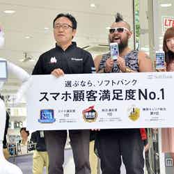 （左から）宮内謙氏、列の先頭に並び最初に商品を購入したビッグウェーブことブッチさん、神田沙也加