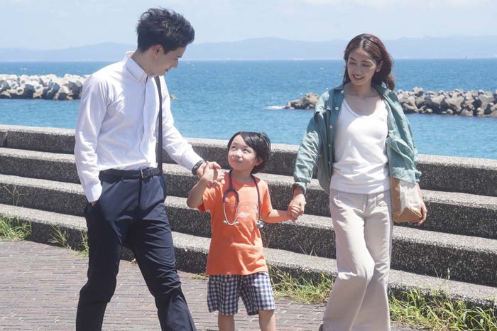 水上恒司、石塚陸翔、仁村紗和「真夏のシンデレラ」より(C)フジテレビ
