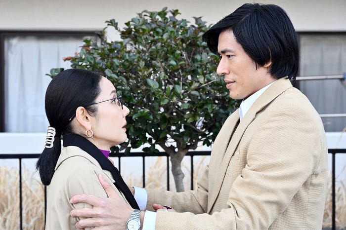 吉田羊、中島歩「不適切にもほどがある!」第9話より(C)TBS