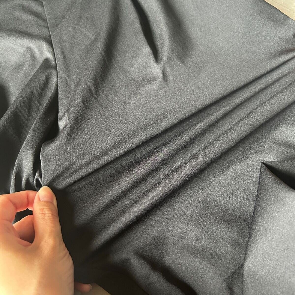 GU　ドライストレッチアンクルパンツ　ストレッチ生地の伸縮性を見せるアップ