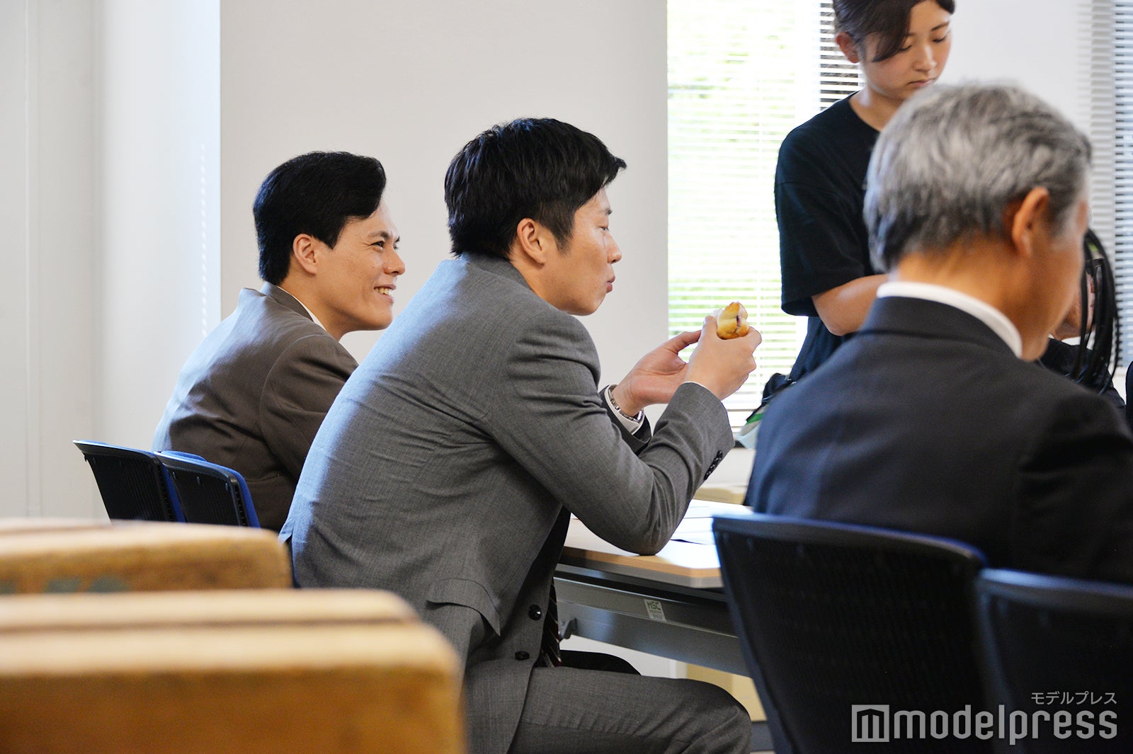 おもむろにパンを頬張り始める田中圭（C）モデルプレス