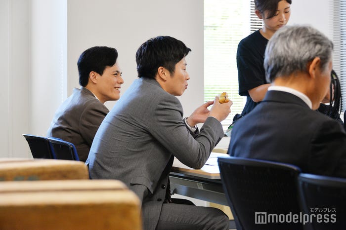 おもむろにパンを頬張り始める田中圭(C)モデルプレス