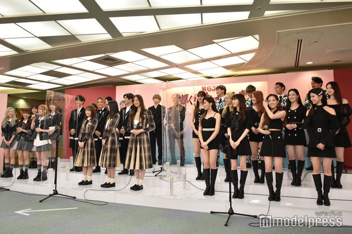 お互い意識していることを聞かれて戸惑うAKB48、乃木坂46、NiziU(前列) (C)モデルプレス