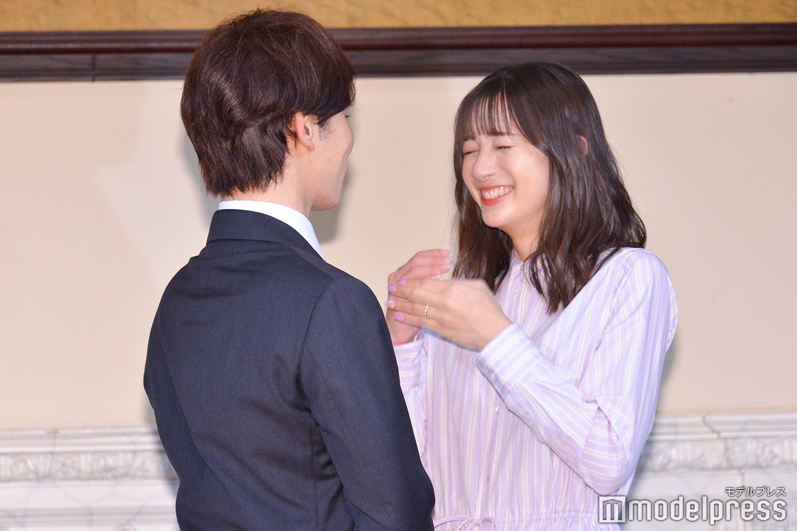 「見つめ合って！」という記者からのリクエストに応じてくれたTATSU、足立梨花（C）モデルプレス